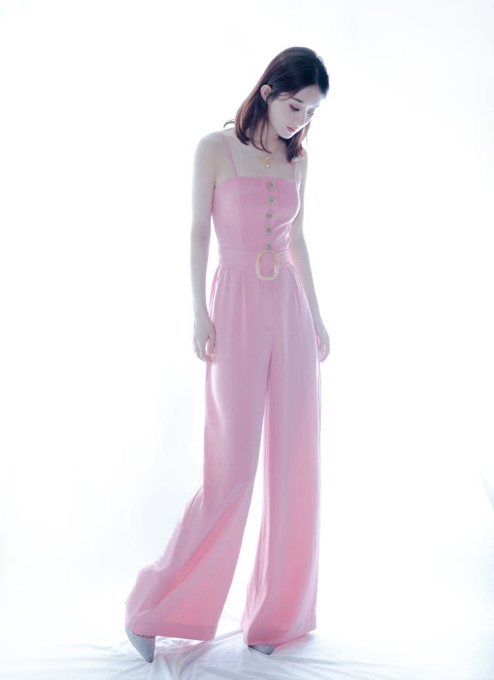 赵丽颖嫌黑裙不够突出,随手挂上一串“金木耳”,瞬间就美了