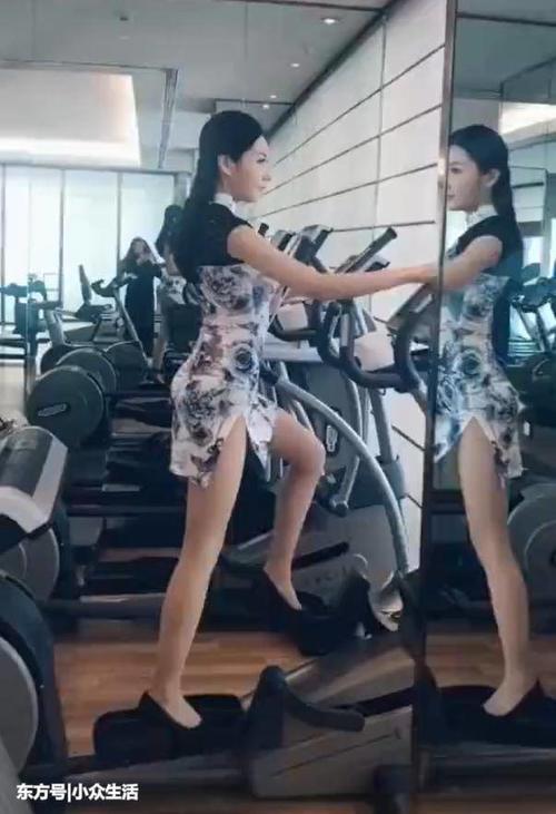 街拍：健身房女孩旗袍做运动，女孩这样穿，网友：认真的?