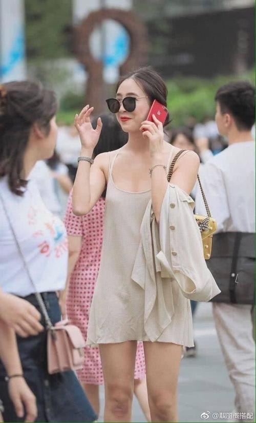 小女人穿上了透明吊带裙，若隐若现的曼妙身材很有诱惑力