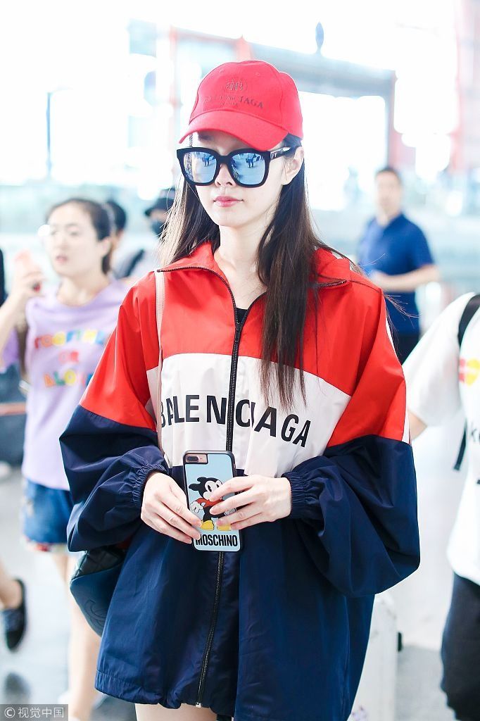 宋轶偷穿“男友”衣秀长腿甜笑少女范  疾跑赶路不忘挥手互动粉丝