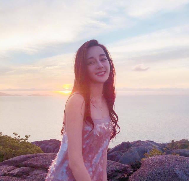 杨幂旗下祝绪丹最近被捧得很火啊，居然敢跟热巴比，看穿搭谁更美