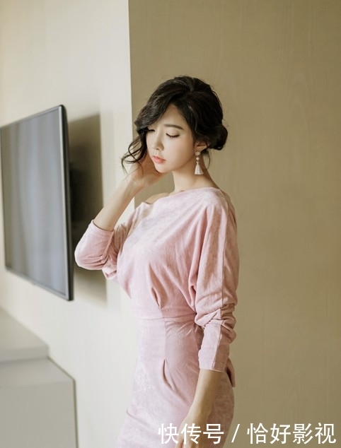 「迷人」朴洙妍-简约娴雅迷人柔粉连身短裙鉴赏