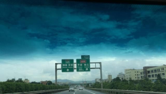  【雨天】老司机雨天跑高速为什么都这么做？新手学着点，单安全