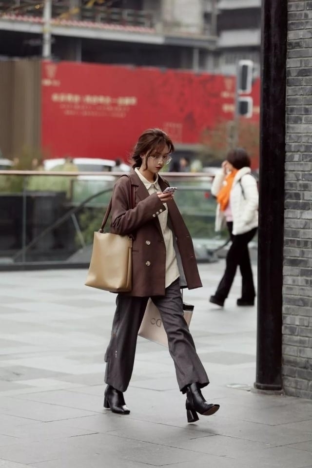  吊带|路人街拍，靓女搭配一条开衩的吊带连衣裙，少女感十足