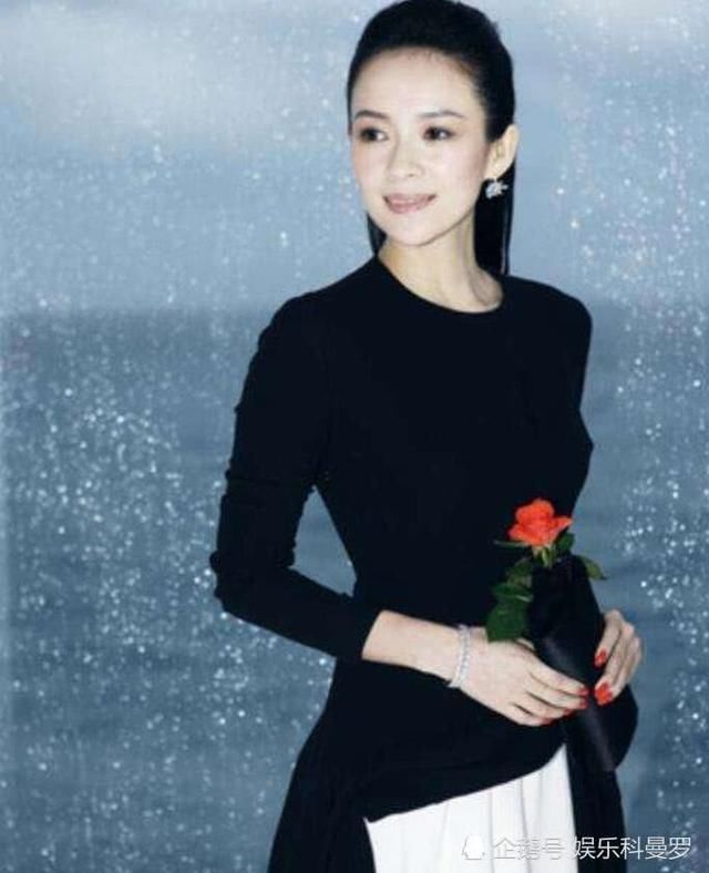 章子怡穿透视装太尴尬，身材太瘦，网友：史上最尴尬的国际章！