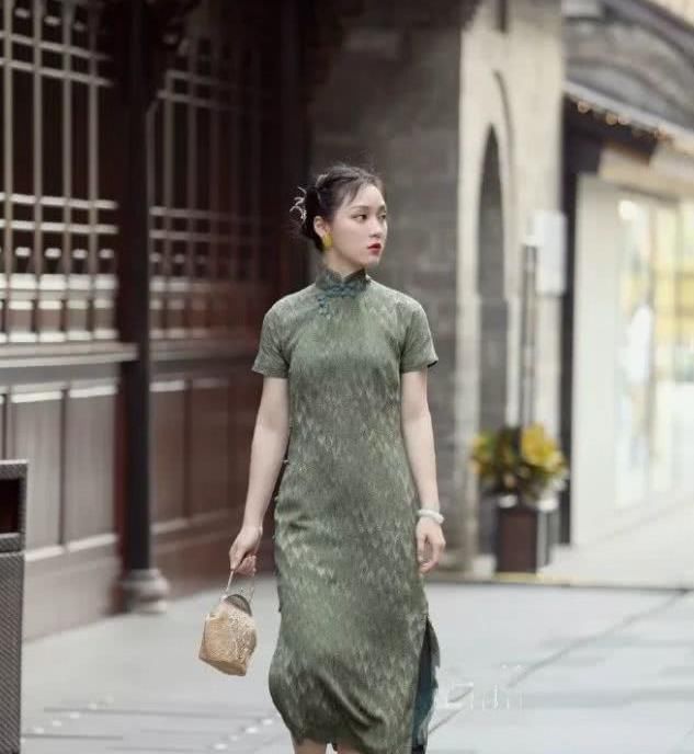 气质：街拍:清新淡雅的小姐姐,一条白色连衣裙,时尚优雅气质迷人