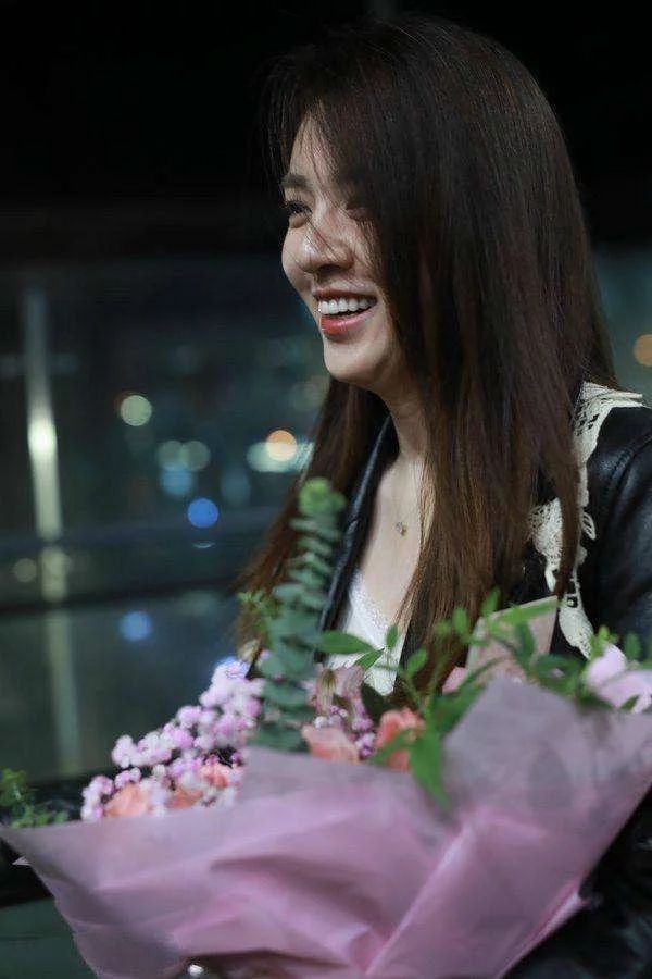 王晓晨长了一双“假腿”? 瘦成两根针，下巴却胖出褶!