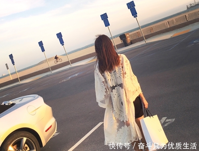 气质型美超模,在沙滩大秀窈窕身材,每一张都是亮点