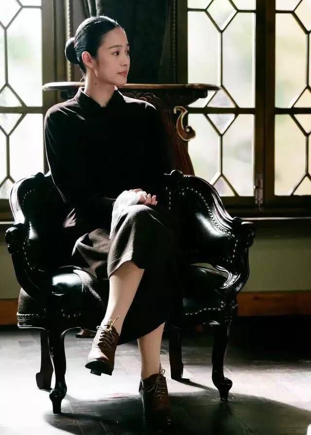 许晴和周韵旗袍装，风格差异明显，网友：姜文真会挑！