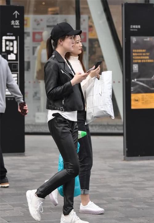  【自信】紧身皮裤显身材曲线，也是对自己自信的表现，搭配高跟鞋更显气质