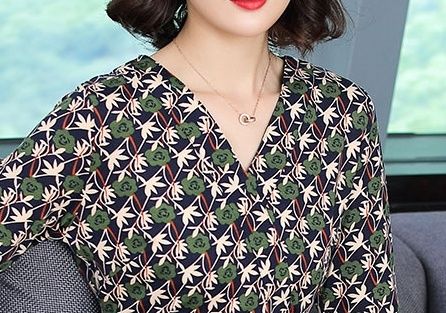 太美了吧!51岁婆婆，中秋穿上新款秋裙，惊艳众人，比我还美嫩