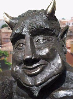 看傻眼！西班牙恶魔铜塑像因面目太友善，遭当地人投诉要求拆除！