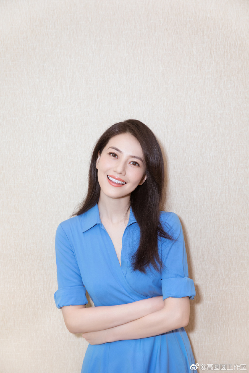 39岁高圆圆厉害了！一袭蓝色开叉长裙穿出2米气场，网友：真会穿