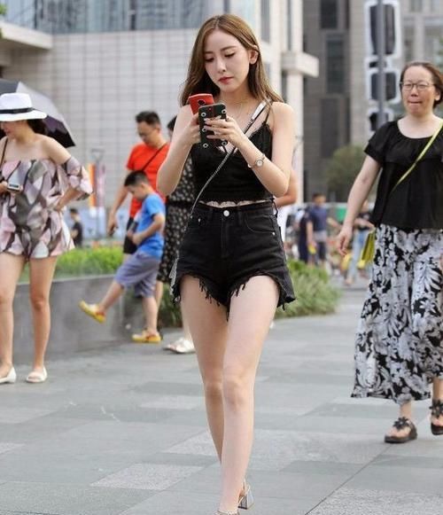  少女|街拍：美女无法掩饰的曲线之美，自带少女的俏皮之感！