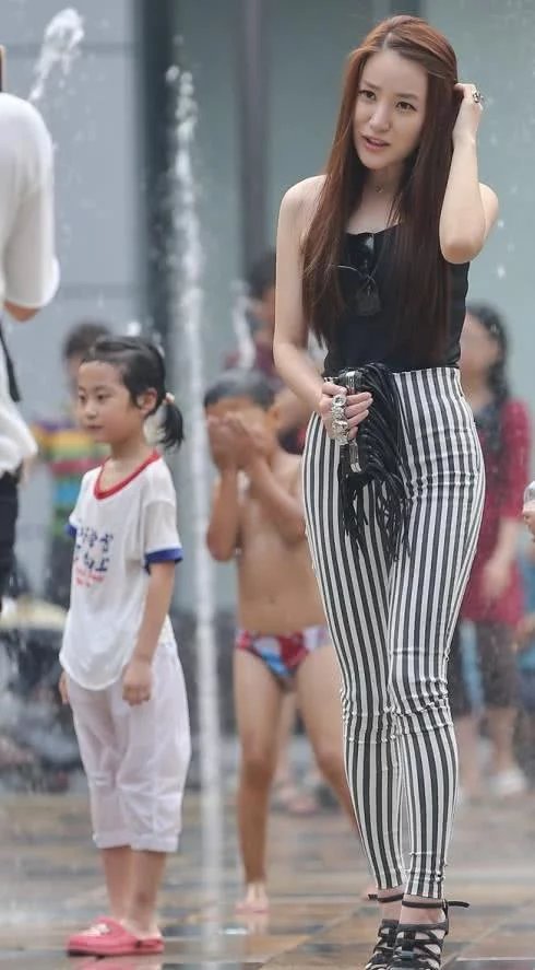 丰满条纹紧身裤的小姐姐，低胸吊带尽显妩媚好身材，真是迷人的小