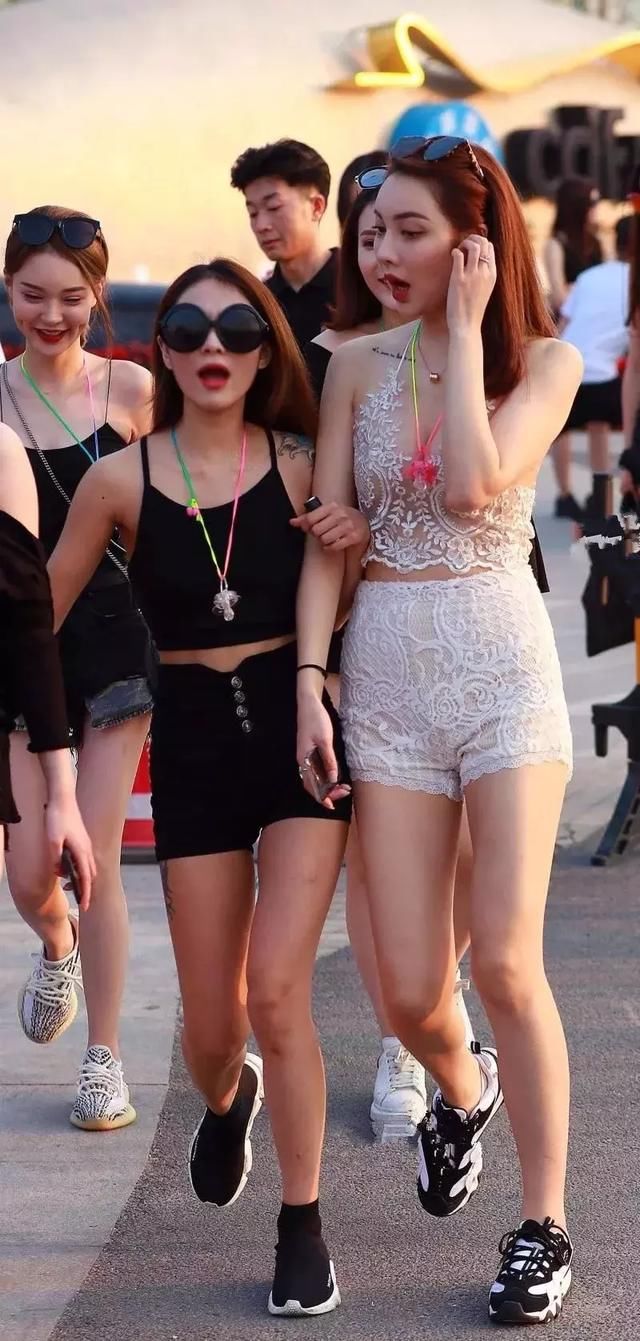 街拍：美女俏丽多姿惹人注目，舒适而惬意短裤穿出迷人长腿！