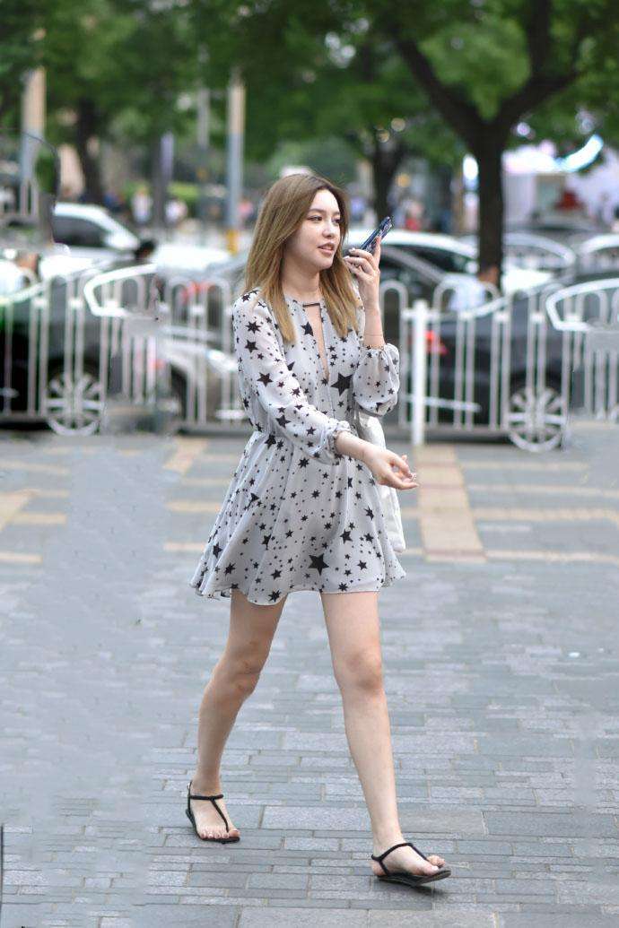 魅力街拍: 时尚色彩的穿搭尽显高级感, 图5妹子性感妩媚