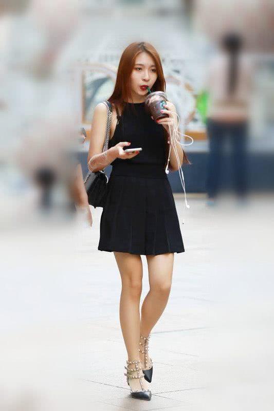 街拍：娇俏甜美长腿的小姐姐，穿着清凉活泼俏皮！