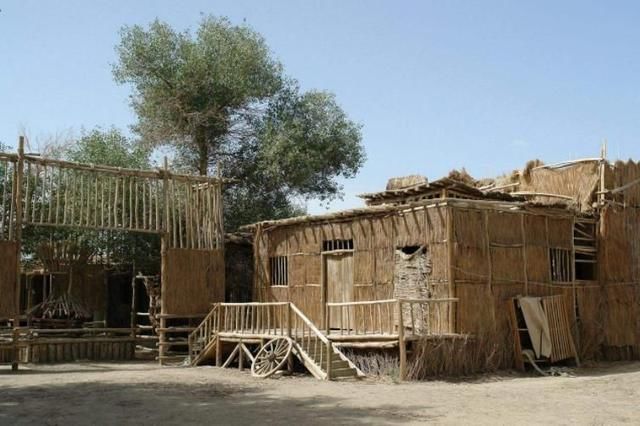 中国这个古老的村落位于沙漠，以捕鱼为生，保持着原始的生活习惯