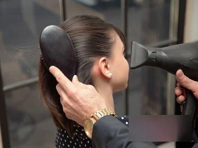 及肩中长发梳背头步骤图解轻松度过尴尬期！