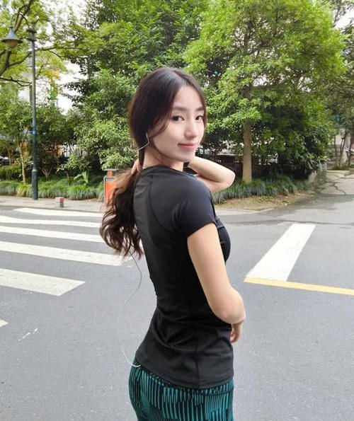 女神们都将普通的打底裤穿搭出极致的美感！