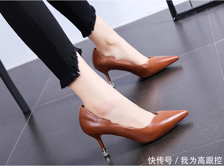 荷叶花边鞋口与小矮跟结合的古风高跟鞋