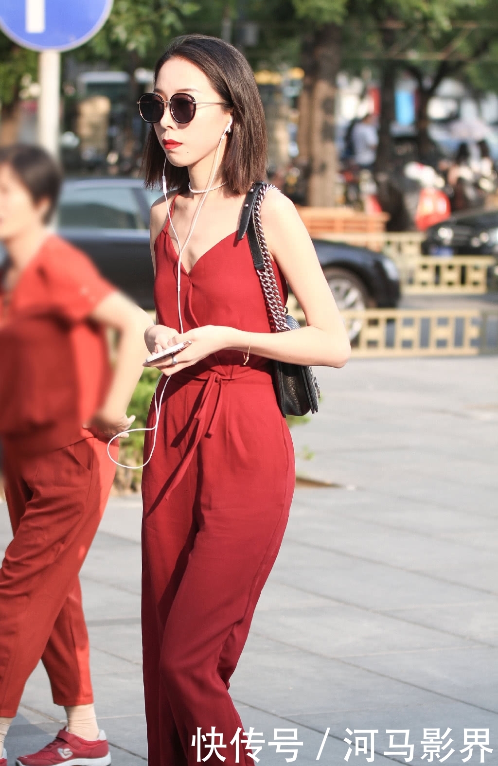  『尽显』路人街拍：时尚辣妈挑战“大红肚兜连衣裤”搭高跟，尽显骨感美，妥妥女神范