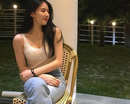 她不仅长得甜美，杨柳细腰，身材也很迷人！