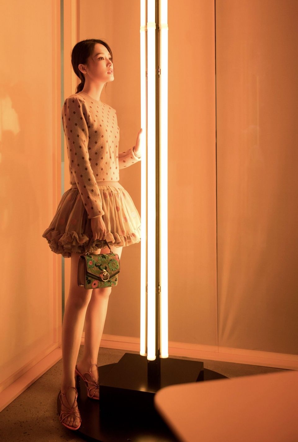 李沁首尔看秀 被韩媒称赞清新美貌和傲人美腿