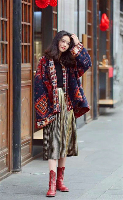  [气质]街拍：可爱美少女，无袖上衣搭配波点裙，展现出与众不同的气质