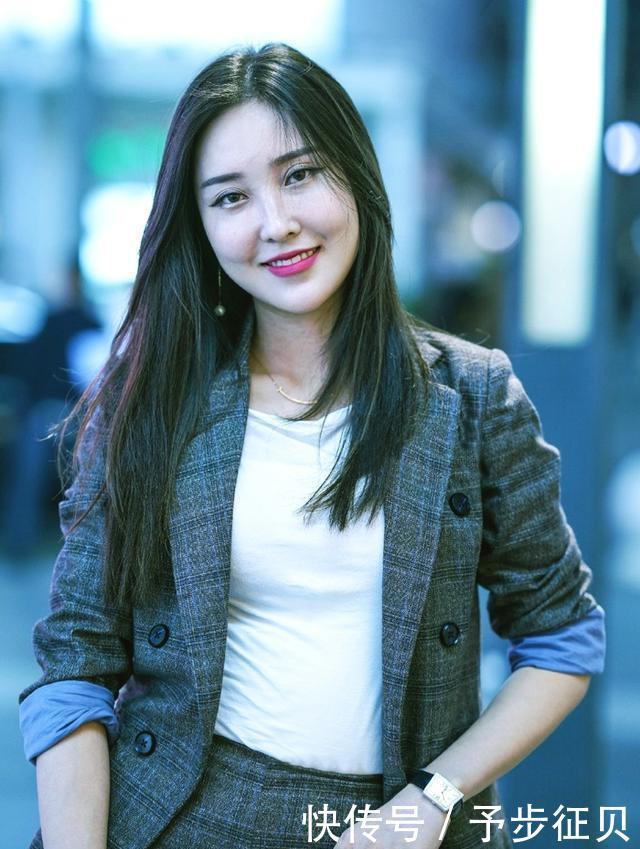 【 10笑靥如花】她的笑容有种别样魅力,街拍:小姐姐清纯中带着妩媚
