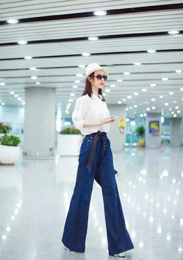 街拍:美女正逛街,身穿的裤子却亮了,路人直呼:这腿也太长了吧