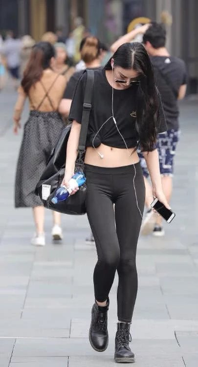 小姐姐一身休闲洒脱紧身裤气质出街，高傲气质绝佳容颜