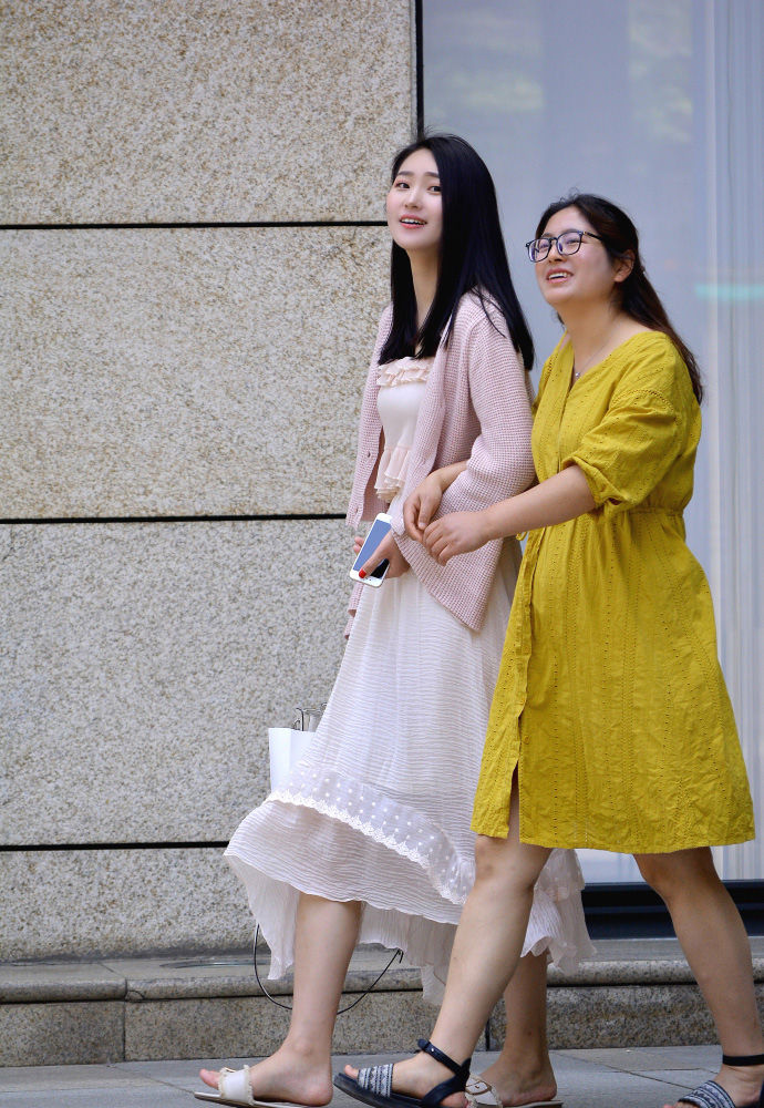 时尚街拍，仙气十足的长裙，彰显时尚的魅力!