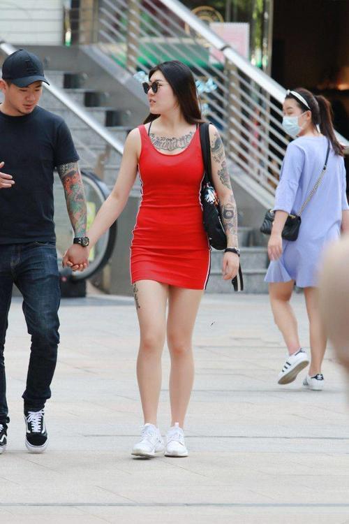 街拍：身材高挑有致的小姐姐，清凉时尚的穿搭让人赏心悦目！