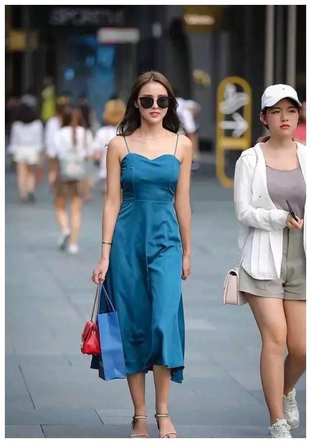 街拍：图1吊带连衣裙，图2抹胸开叉裙，图3气质优雅出众！