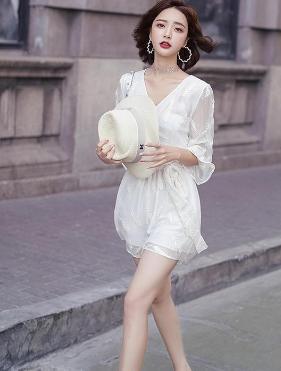 街拍: 小姐姐真敢穿，穿成这样出门，你可真成个小''妖精”了