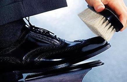 小擦鞋匠将路边生意搬进店铺,成3000家店铺老