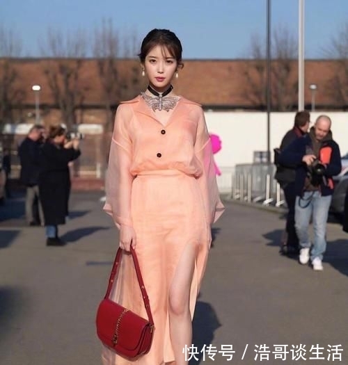  「时装周」太难抉择了！IU和Lisa共同亮相米兰时装周，谁才是人群中最靓的崽