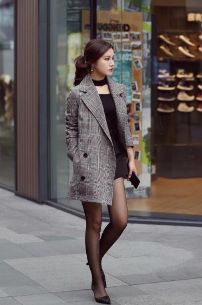小美女|街拍:小美女凹凸有致的身材,搭配露肩紧身裙,美艳吸睛
