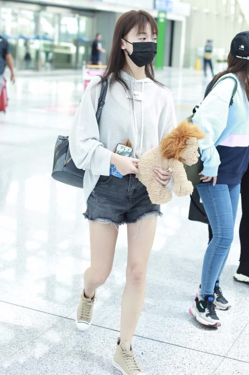 吴谨言卫衣也太薄了，直接印出黑色内搭，怀抱小狮子萌萌哒