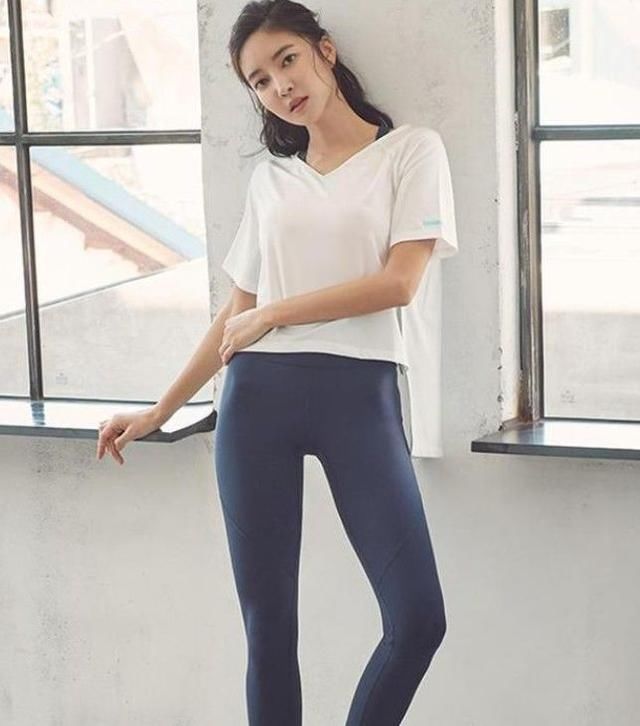  『美女』街拍：多姿优雅的紧身打底裤美女，展现美好的身材