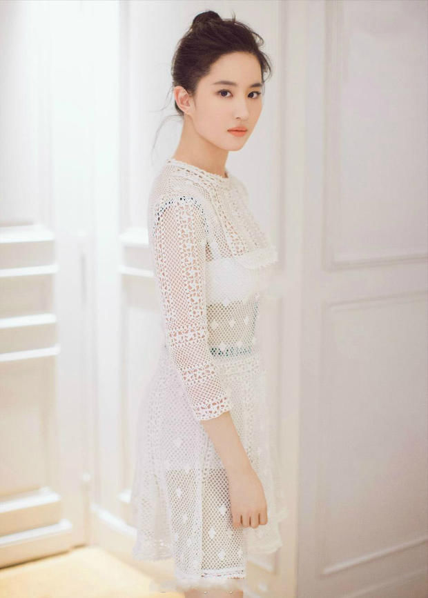 韩国女教师将透视装的性感演绎的超越 张馨予 柳岩 刘亦菲