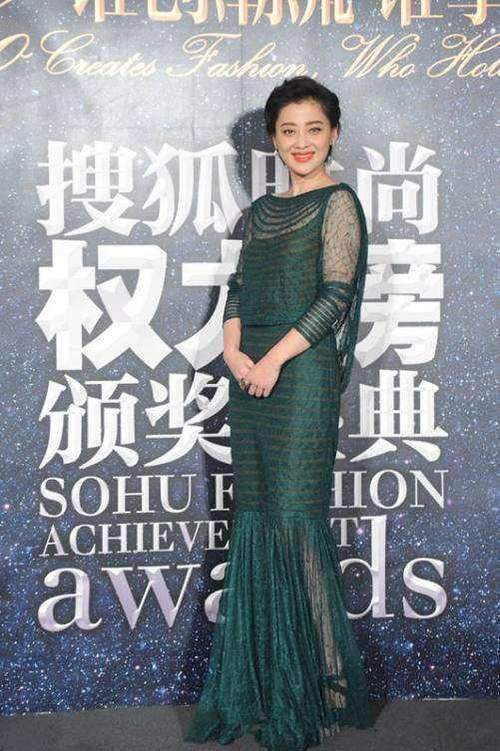 妹子，你还减肥？43岁的梅婷撞衫田海蓉，输了年龄赢了身材