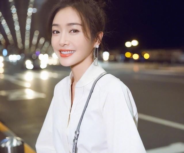 “娘娘”秦岚穿白裙减龄了不止5岁?俏皮打扮出发看秀,抢眼十足