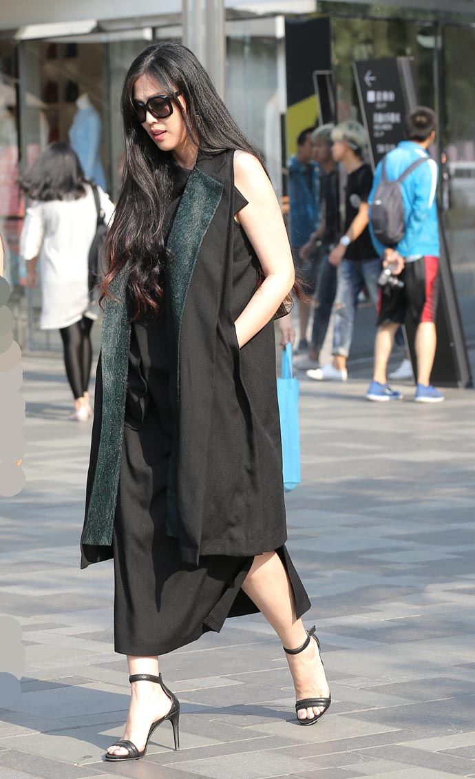 街拍路人:细细高跟鞋配长裙美女，犹如模特风范