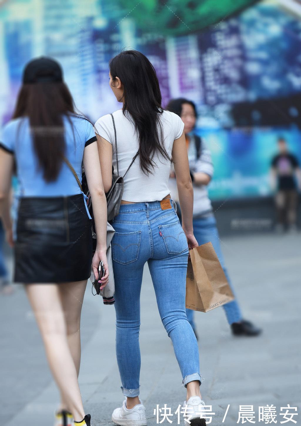 #气质#气质女生对牛仔裤热情不减,选择个性穿搭,造型靓丽依然