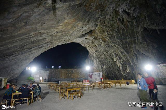 湖南郴州一餐厅吸引了不少顾客慕名前来，只因它座落在一个溶洞里