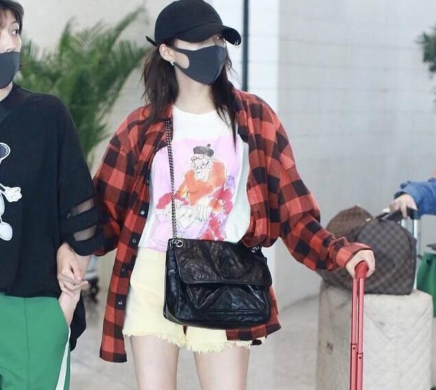 192惠若琪和173关晓彤现机场，网友:见识到大长腿最高形式