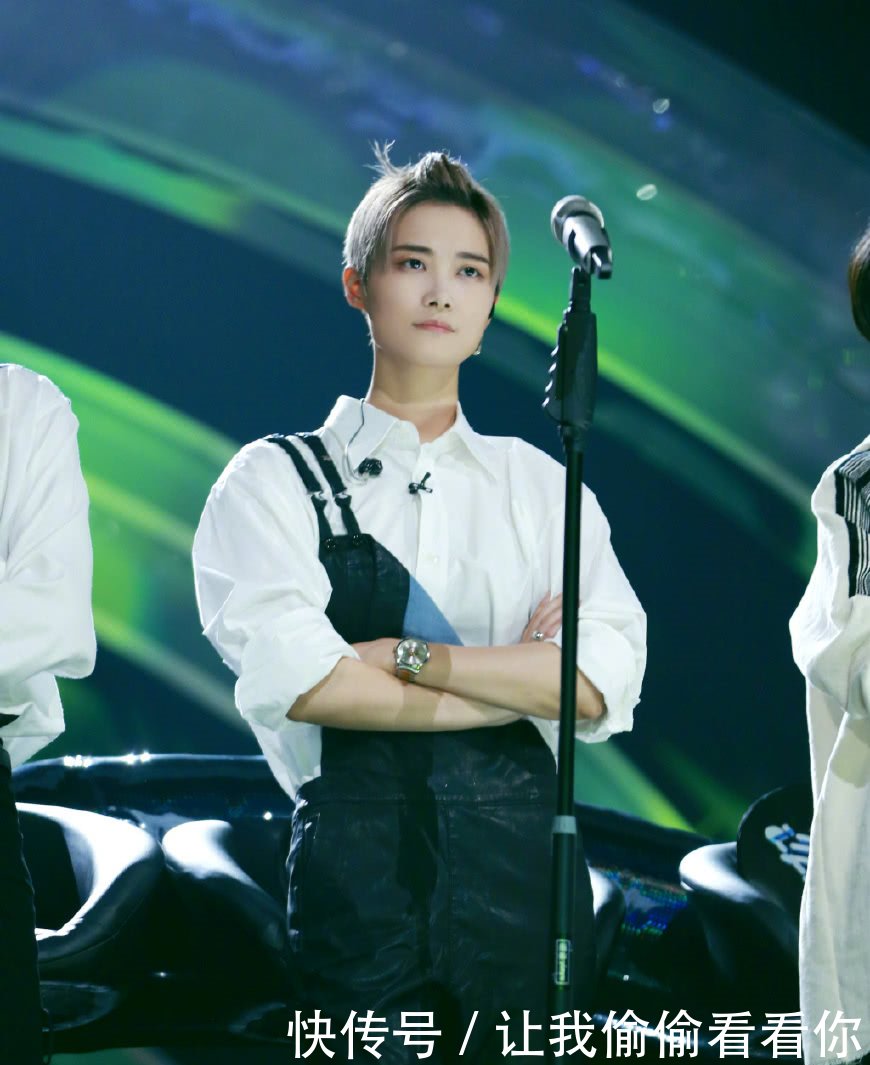 李宇春终于穿裙子了！身穿蛋糕裙高贵优雅，网友：总算有女人味了